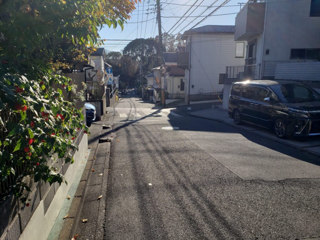 正門前の下り坂