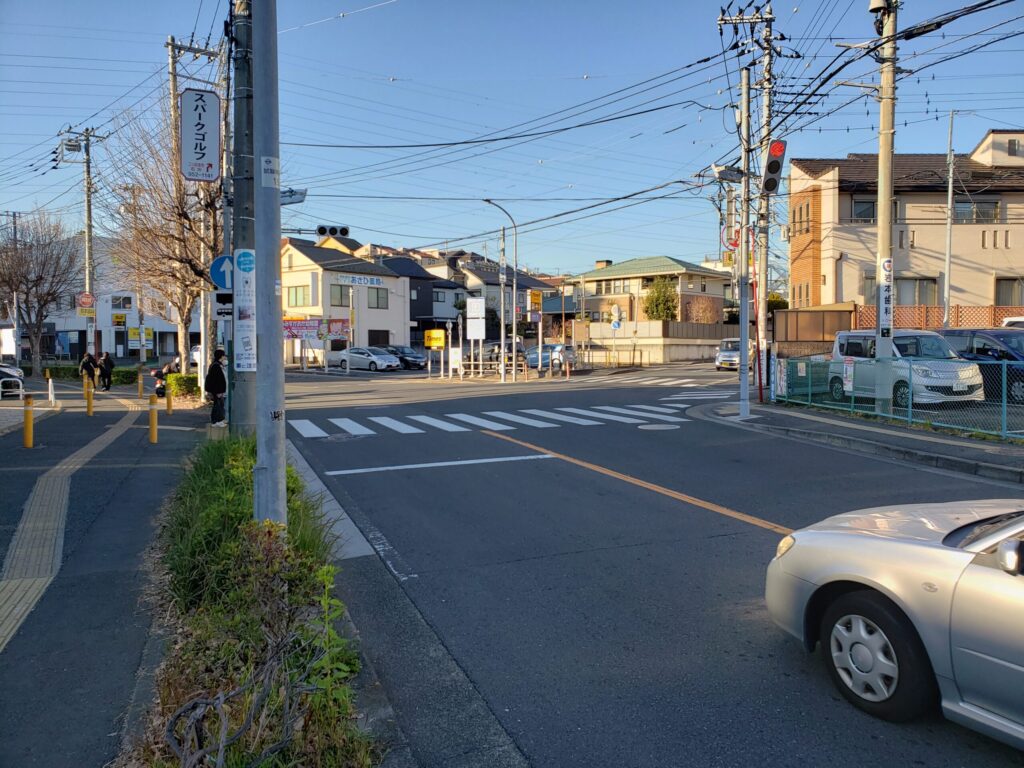 「清水ヶ丘住宅入口」交差点