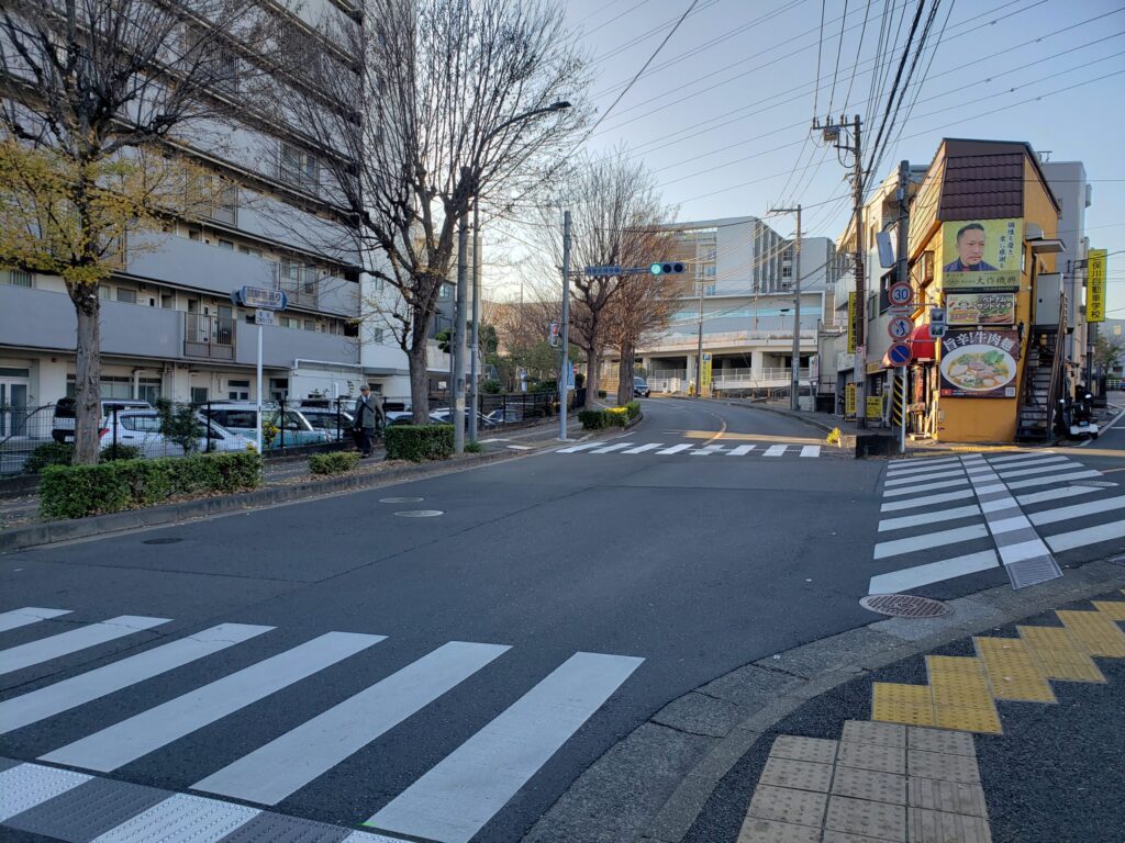 交差点先の上り坂