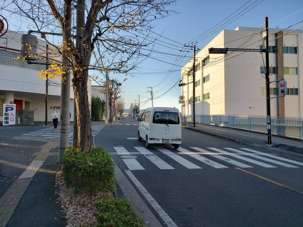 上り坂途中の交差点