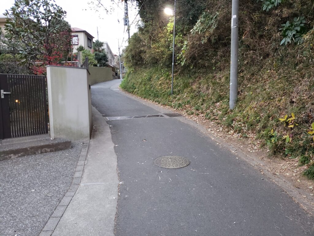 踏切先の上り坂