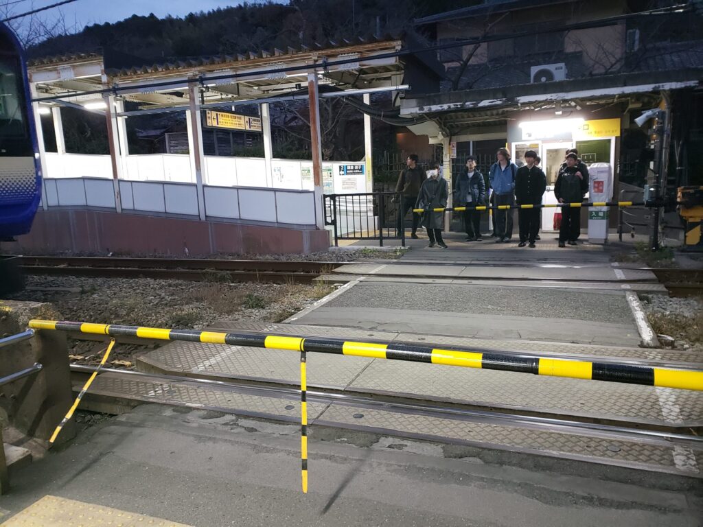 北鎌倉駅内の踏切