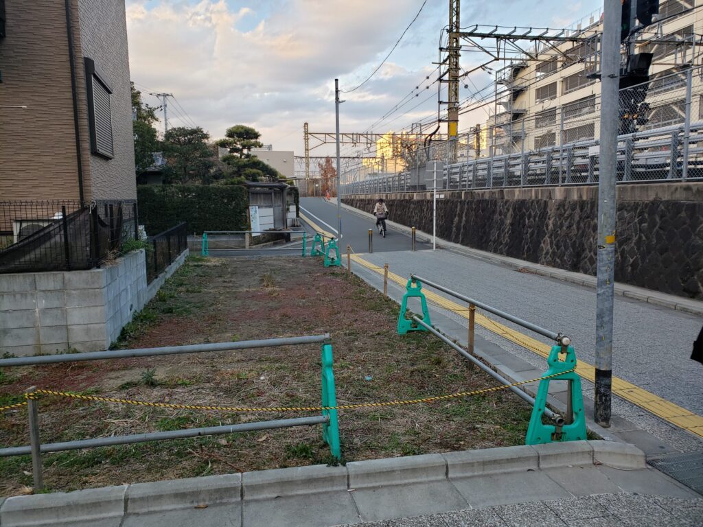 階段近くの小道