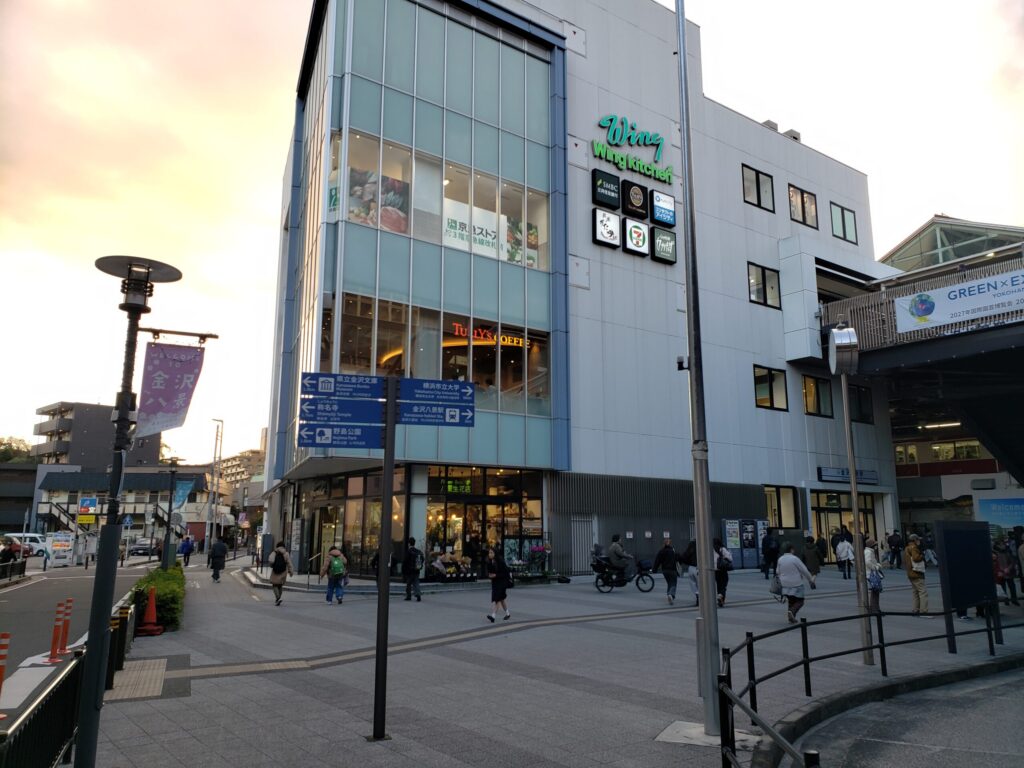 駅近くの商業ビル