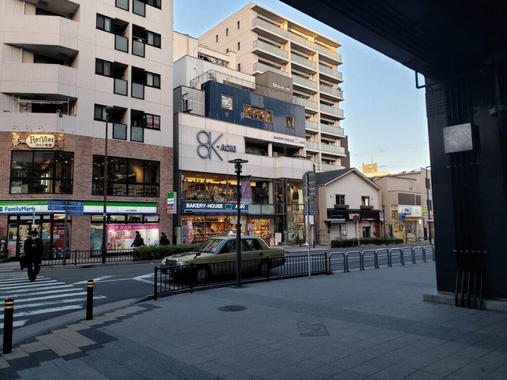 駅近くのお店